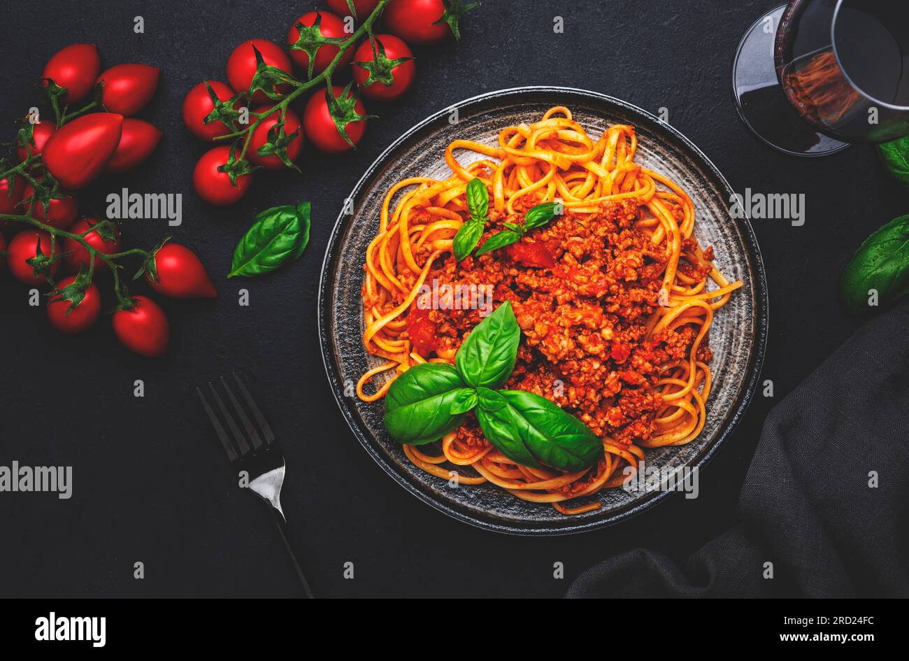 Spaghetti Bolognese oder Pasta mit Hackfleisch in Tomatensoße mit ... Spaghetti Bolognese oder Pasta mit Hackfleisch in Tomatensoße mit ...