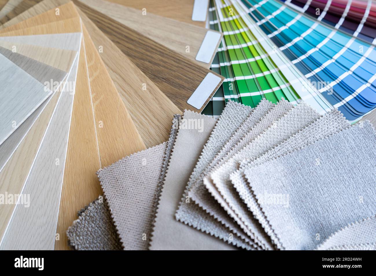 Farbschema-Palette mit Farbmustern, Holzböden und Möbelmaterial. Architekten- oder Innendesign-Komposition. Stockfoto