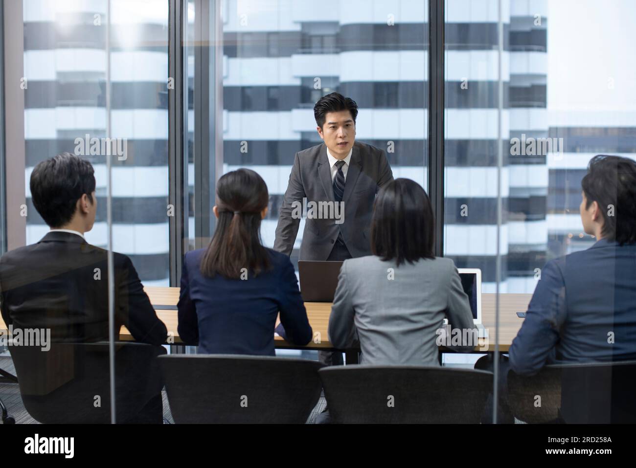 Zuversichtliche chinesische Geschäftsleute, die ein Meeting haben Stockfoto