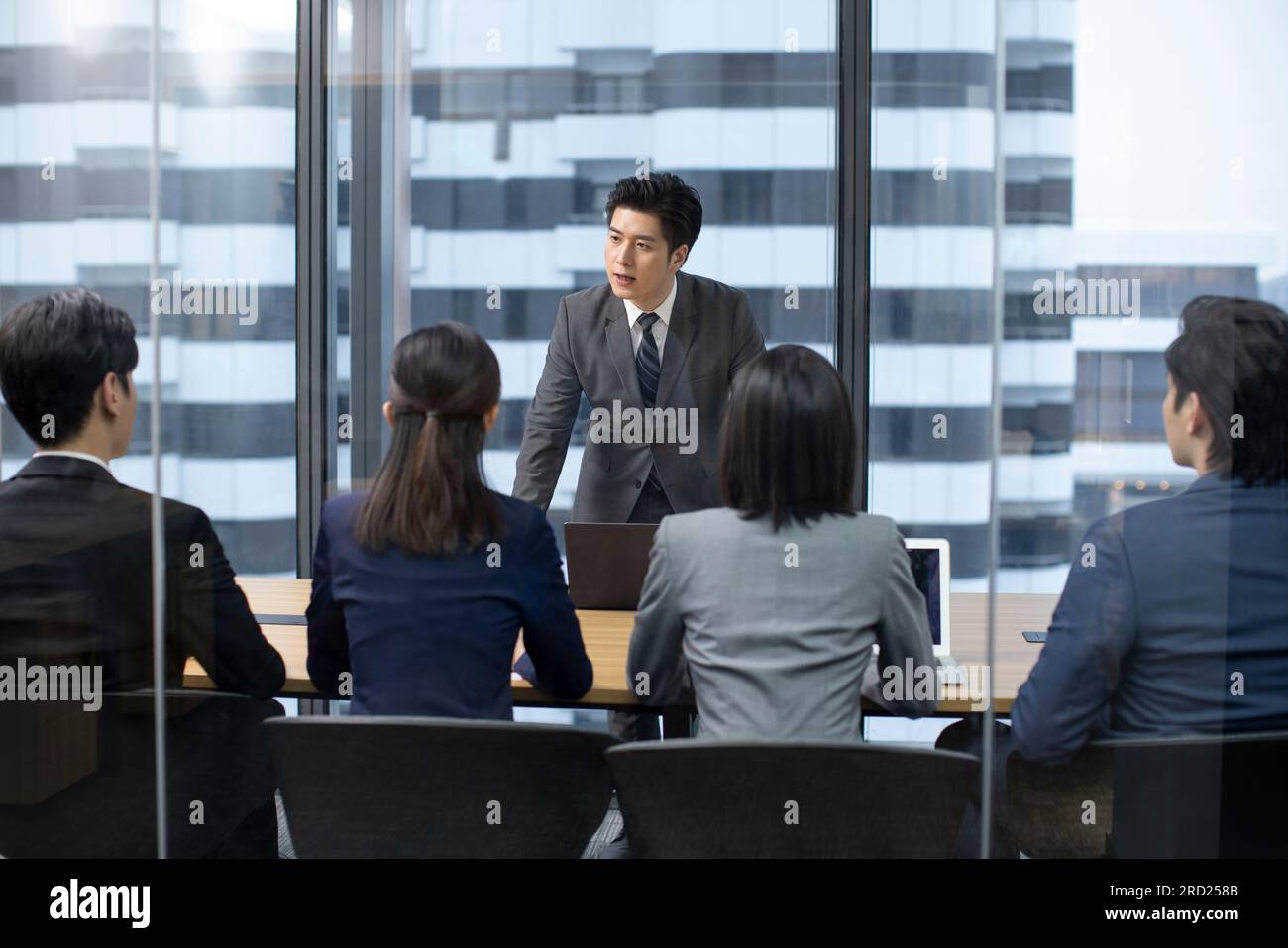 Zuversichtliche chinesische Geschäftsleute, die ein Meeting haben Stockfoto