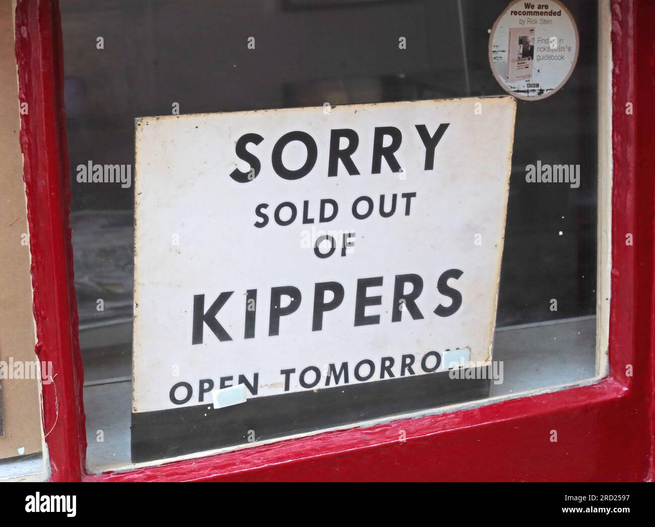 Tut mir leid, ausverkauft von Bücken, geöffnet morgen, in Fortune's Bippers, Räucherkammer, 22 Henrietta Street, Whitby, North Yorkshire, England, Großbritannien, YO22 4DW Stockfoto