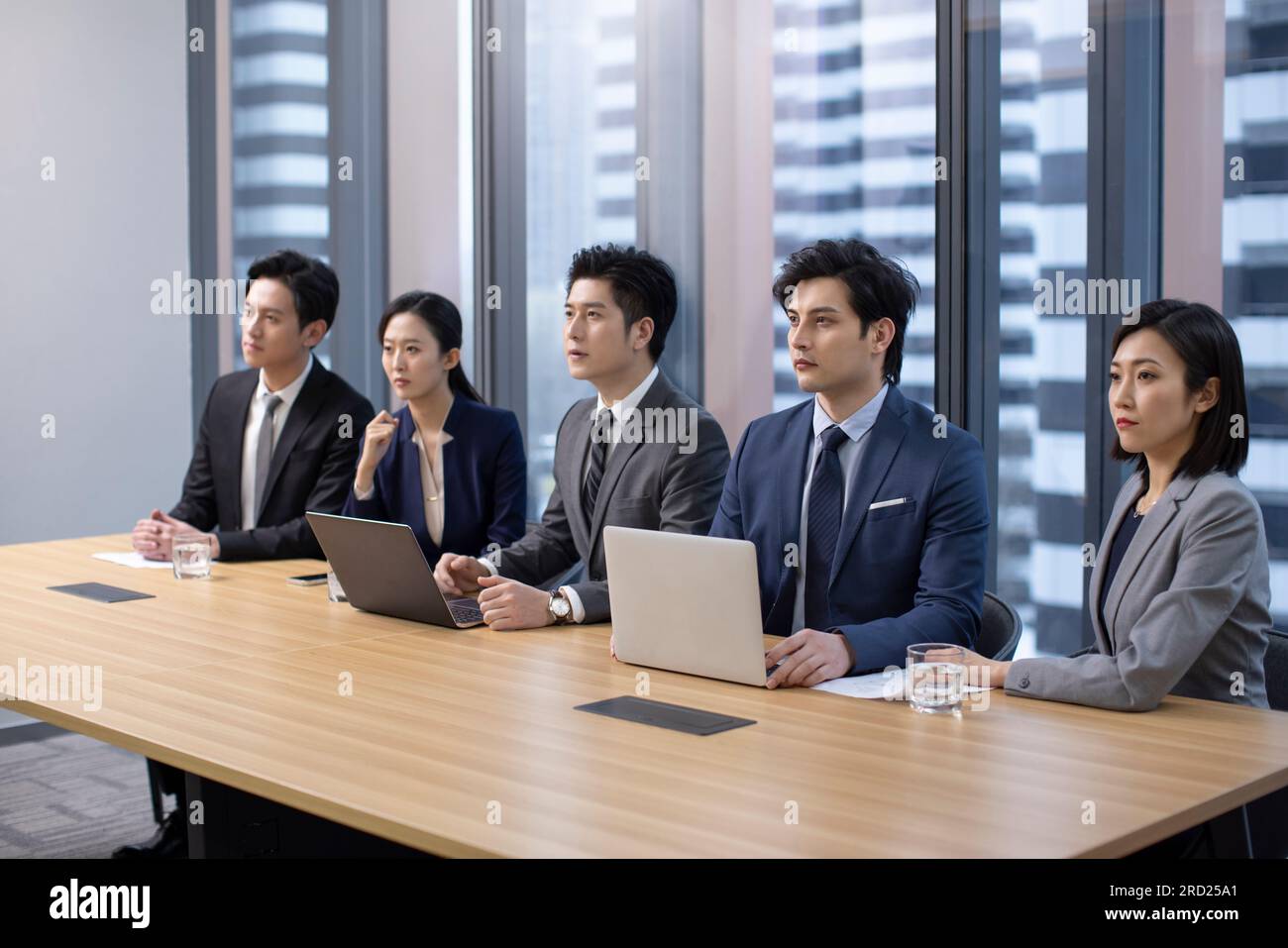 Zuversichtliche chinesische Geschäftsleute, die ein Meeting haben Stockfoto