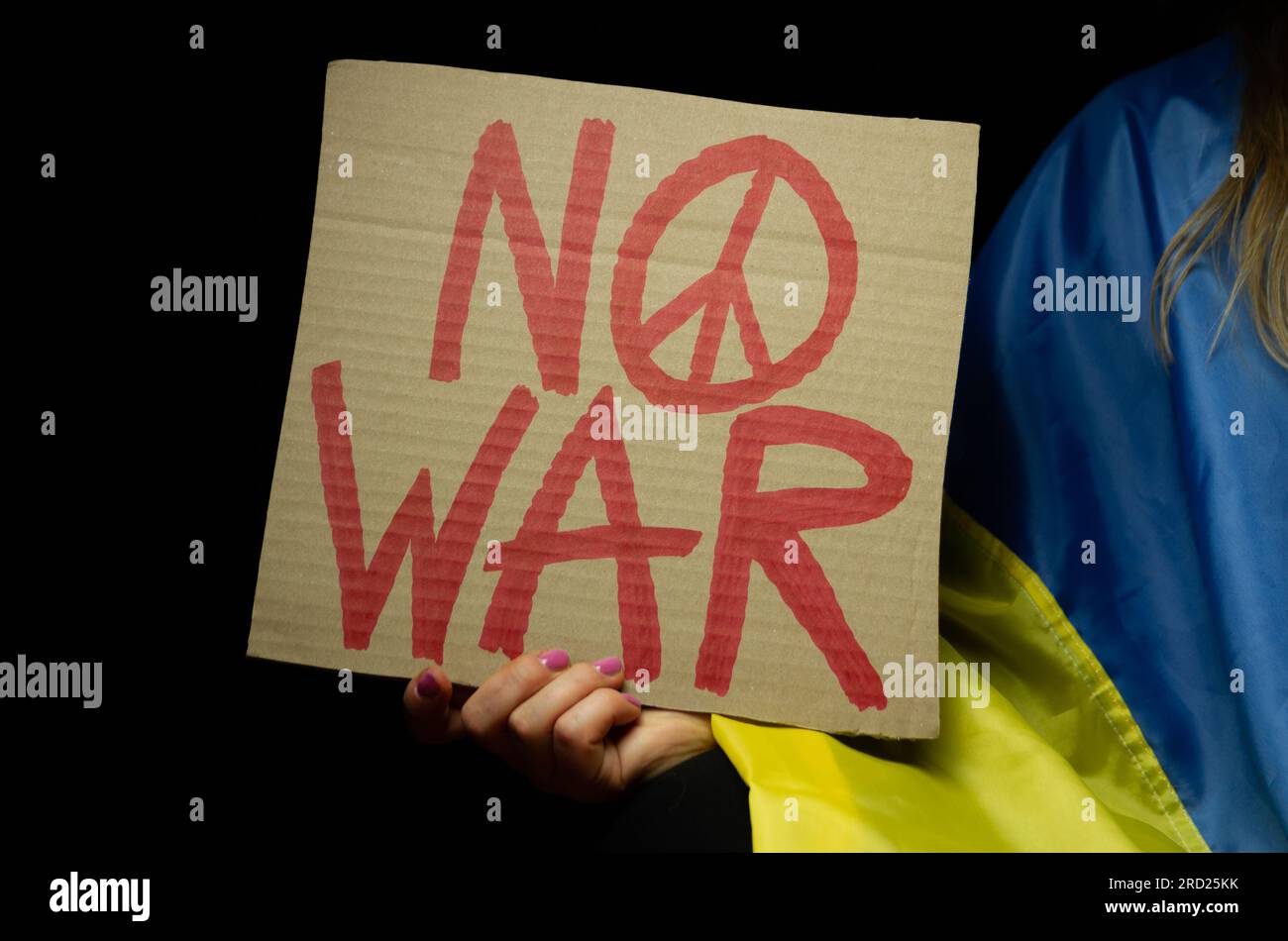 Frau mit ukrainischer Flagge und Plakat "kein Krieg" mit Friedenszeichen. Protest gegen die russische Invasion der Ukraine. Russischer Angriff, Anti-Kriegs-Demonstration. Stockfoto