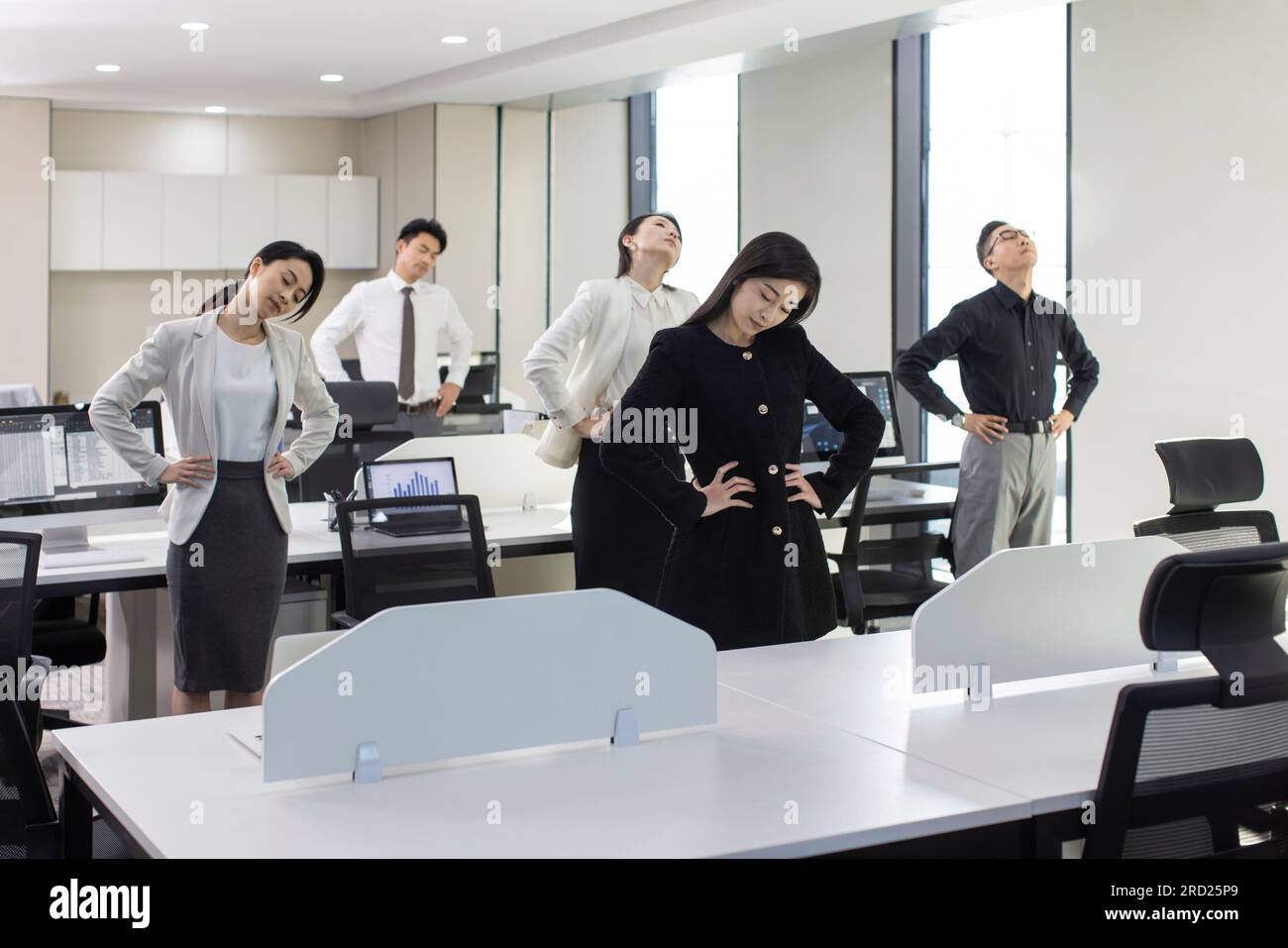 Chinesische Geschäftsleute, die im Amt trainieren Stockfoto