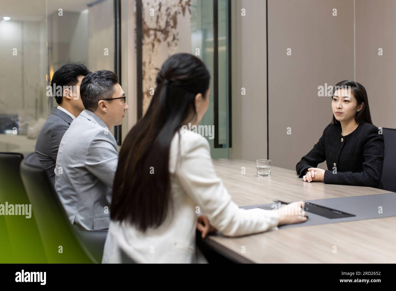 Eine selbstbewusste chinesische Geschäftsfrau, die ein Vorstellungsgespräch besucht Stockfoto