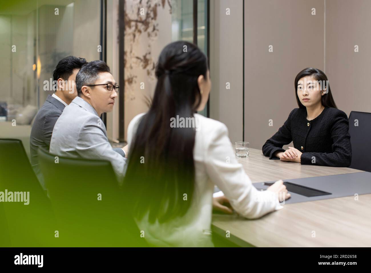 Eine selbstbewusste chinesische Geschäftsfrau, die ein Vorstellungsgespräch besucht Stockfoto