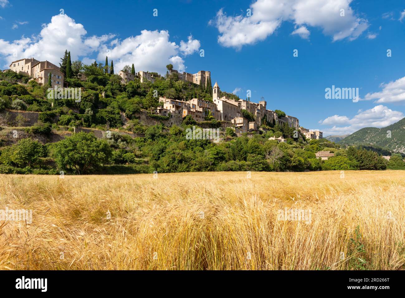 Mittelalterliches Dorf Montbrun-les-Bain im Sommer. Das Dorf auf dem Hügel der Provence befindet sich im Baronnies Provencales Regional Nature Park. Drome, Frankreich Stockfoto
