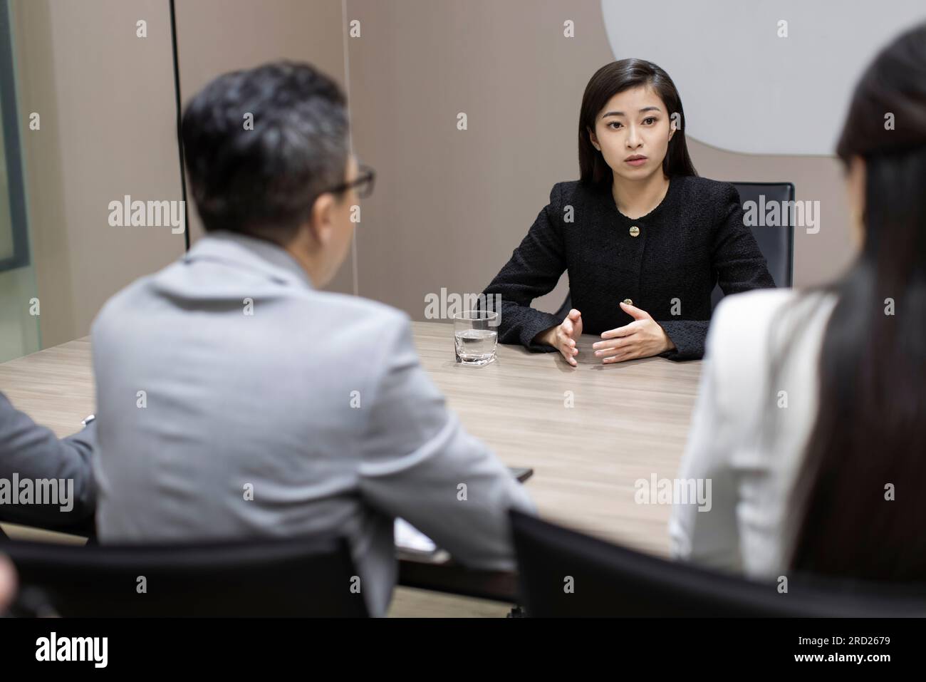 Eine selbstbewusste chinesische Geschäftsfrau, die ein Vorstellungsgespräch besucht Stockfoto