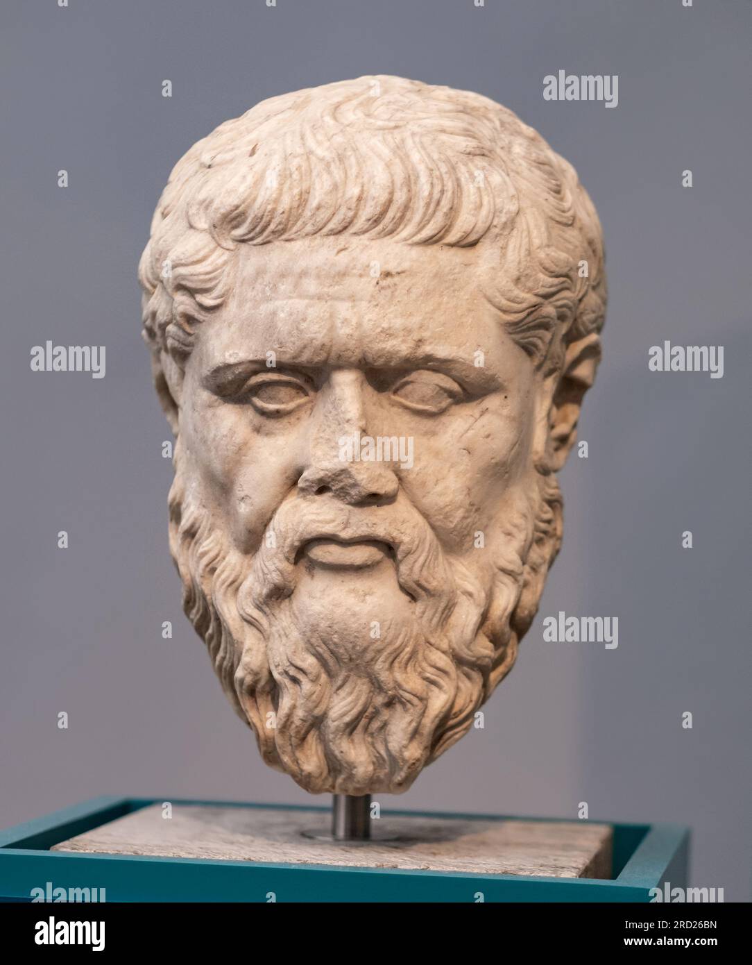 Berlin, Deutschland - 18. September 2019: Berühmte Platospalte im Berliner Alten-Museum. Antike Skulptur bei der Ausstellung in Deutschland Stockfoto