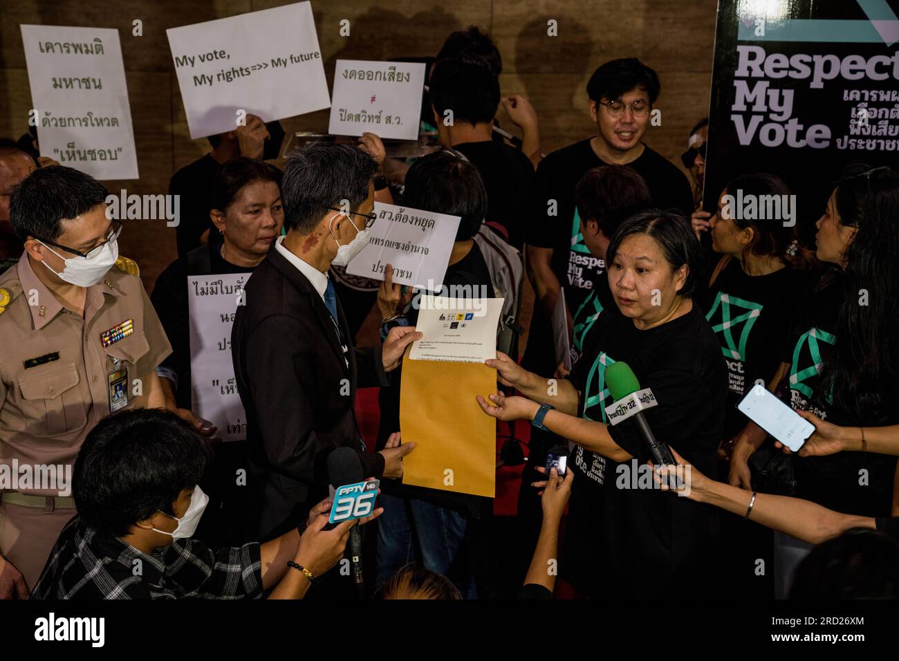 Bangkok, Thailand. 18. Juli 2023. Pro-Demokratie-Fraktion "Respect our Vote" stellt am 18. Juli 2023 Forderungen an das parlament. Vor dem thailändischen Parlament, auch bekannt als die thailändische Nationalversammlung, demonstrieren die Menschen, um Wan Muhamad Noor Matha, den Sprecher des Hauses, Und die 250 vom Militär ernannten Senatoren, um zu hören, wer zum nächsten Premierminister gewählt werden soll, bei der Zweikammerwahl am 19. Juli 2023. Kredit: Matt Hunt/Neato/Alamy Live News Stockfoto