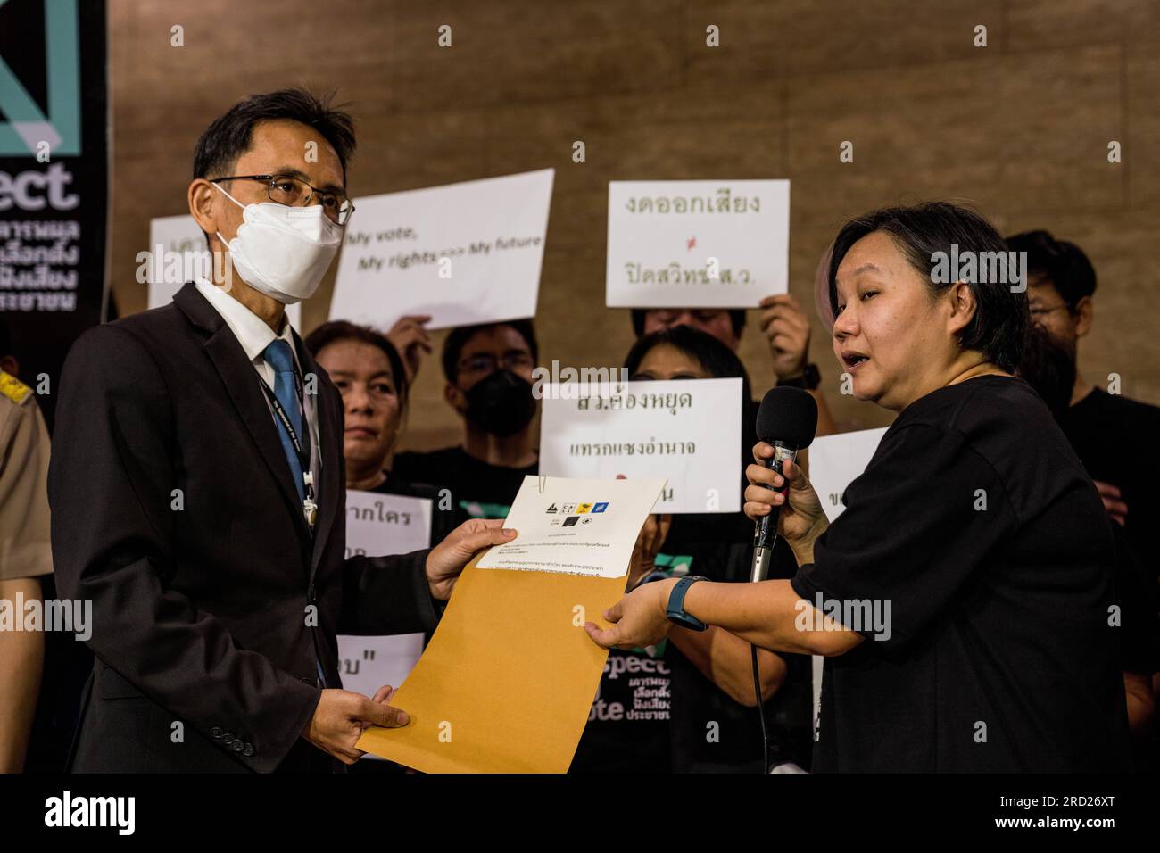 Bangkok, Thailand. 18. Juli 2023. Pro-Demokratie-Fraktion "Respect our Vote" stellt am 18. Juli 2023 Forderungen an das parlament. Vor dem thailändischen Parlament, auch bekannt als die thailändische Nationalversammlung, demonstrieren die Menschen, um Wan Muhamad Noor Matha, den Sprecher des Hauses, Und die 250 vom Militär ernannten Senatoren, um zu hören, wer zum nächsten Premierminister gewählt werden soll, bei der Zweikammerwahl am 19. Juli 2023. Kredit: Matt Hunt/Neato/Alamy Live News Stockfoto