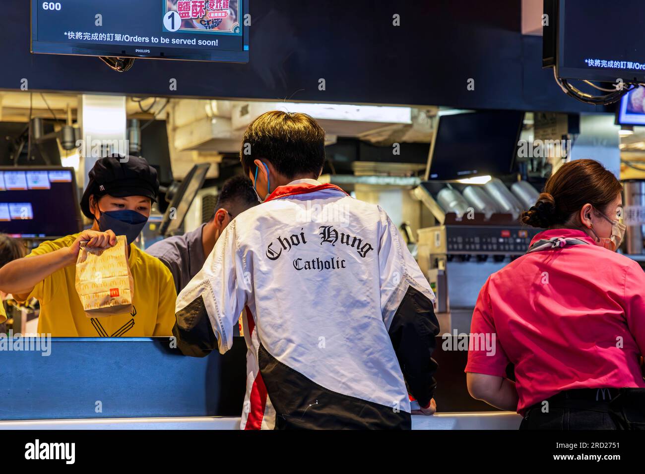 Schulkinder bestellen im Fast Food Restaurant, Choi Hung Estate, Kowloon, Hongkong, SAR, China Stockfoto