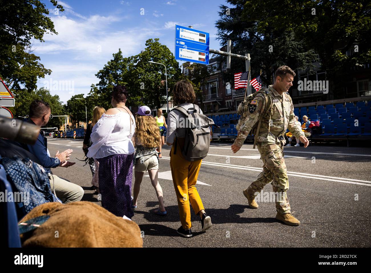 NIJMEGEN - die ersten Teilnehmer überqueren die Ziellinie auf der Wedren während des ersten Tages der Nijmegen Four Days Marches. ANP ROB ENGELAAR niederlande raus - belgien raus Stockfoto