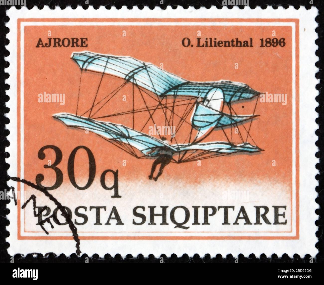 ALBANIEN - CA. 1992: Ein in Albanien gedruckter Stempel zeigt, dass der Gleiter von Otto Lilienthal ein deutscher Pionier der Luftfahrt war, Vater der Luftfahrt, ca. 1992 Stockfoto