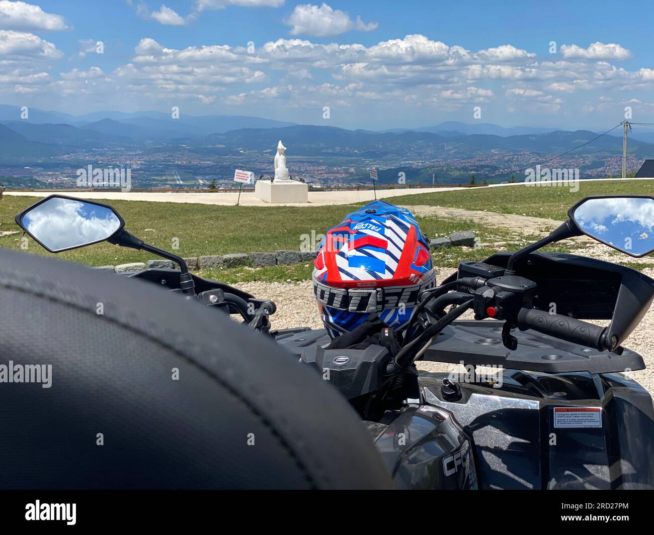 Bereit für Action: Blauer und roter Helm auf Quad-Rückansicht Stockfoto