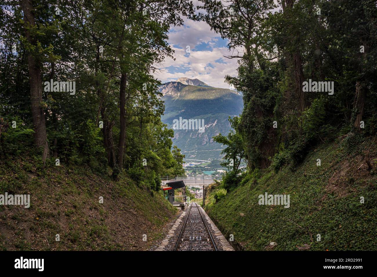 Panoramablick über die Berge, Sierre City und Seilbahn. Crans Montana, Kanton Valais, Schweiz. Stockfoto