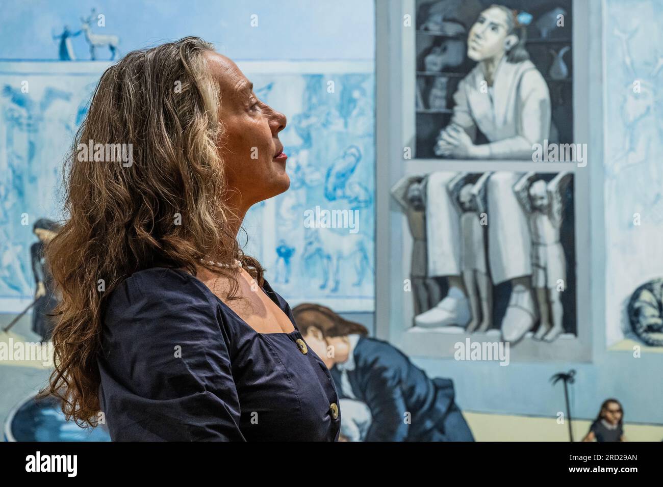 London, Großbritannien. 18. Juli 2023. Lizzie Perrotte, eines der ursprünglichen Musen mit ihrer Rolle im Wandgemälde - Paula Rego: Crivelli's Garden (abgebildet) in der National Gallery. Als erste assoziierte Künstlerin der National Gallery (1990-92) wurde sie eingeladen, das Wandgemälde für den Sainsbury Wing Dining Room zu erstellen. Diese neue Ausstellung vereint die 10 Meter langen Kunstwerke mit dem Altarbild aus dem 15. Jahrhundert von Carlo Crivelli, das es inspiriert hat, sowie Lebensstudien, die Rego von den Kollegen der Galerie produziert hat, die im endgültigen Gemälde zu sehen sind. Kredit: Guy Bell/Alamy Live News Stockfoto