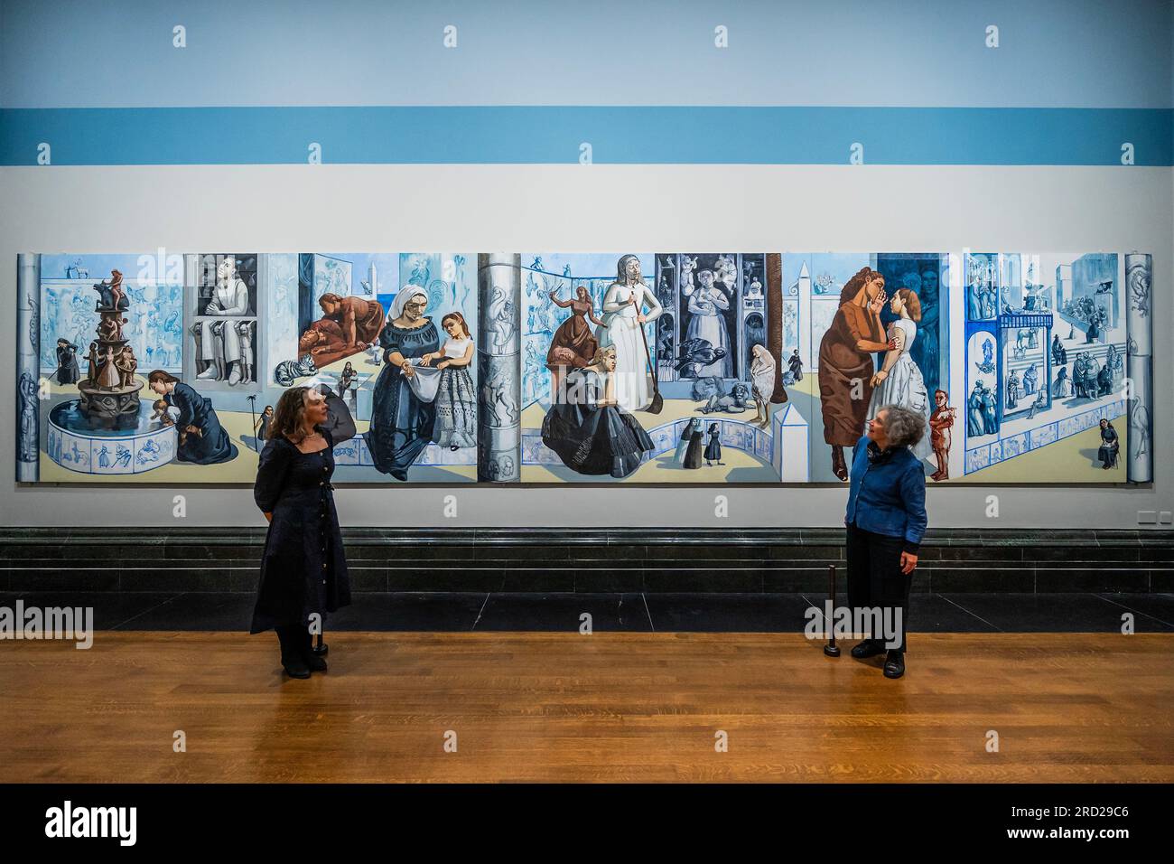 London, Großbritannien. 18. Juli 2023. Lizzie Perrotte und Ailsa Bhattacharya, zwei der ursprünglichen Musen mit ihren Teilen im Wandgemälde - Paula Rego: Crivellis Garten (abgebildet) in der National Gallery. Als erste assoziierte Künstlerin der National Gallery (1990-92) wurde sie eingeladen, das Wandgemälde für den Sainsbury Wing Dining Room zu erstellen. Diese neue Ausstellung vereint die 10 Meter langen Kunstwerke mit dem Altarbild aus dem 15. Jahrhundert von Carlo Crivelli, das es inspiriert hat, sowie Lebensstudien, die Rego von den Kollegen der Galerie produziert hat, die im endgültigen Gemälde zu sehen sind. Kredit: Guy Bell/Alamy Live News Stockfoto