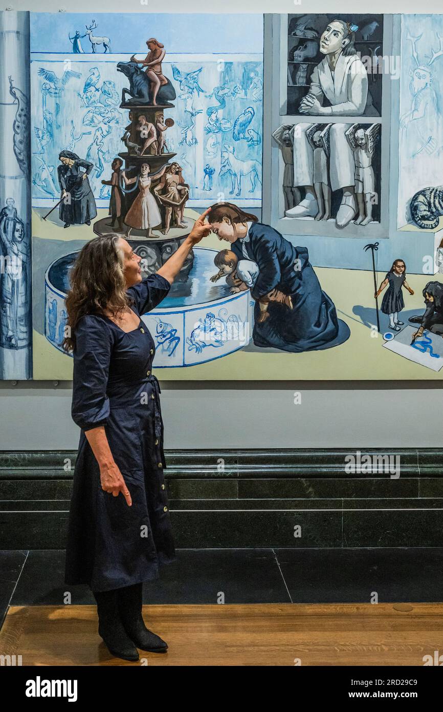 London, Großbritannien. 18. Juli 2023. Lizzie Perrotte, eines der ursprünglichen Musen mit ihrer Rolle im Wandgemälde - Paula Rego: Crivelli's Garden (abgebildet) in der National Gallery. Als erste assoziierte Künstlerin der National Gallery (1990-92) wurde sie eingeladen, das Wandgemälde für den Sainsbury Wing Dining Room zu erstellen. Diese neue Ausstellung vereint die 10 Meter langen Kunstwerke mit dem Altarbild aus dem 15. Jahrhundert von Carlo Crivelli, das es inspiriert hat, sowie Lebensstudien, die Rego von den Kollegen der Galerie produziert hat, die im endgültigen Gemälde zu sehen sind. Kredit: Guy Bell/Alamy Live News Stockfoto