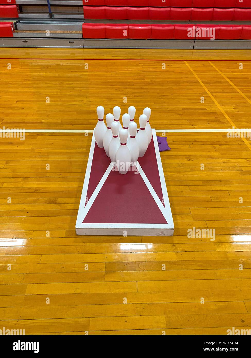 Ein hausgemachtes Maisloch-Spiel mit zehn Bowlingnadeln oben in einem Gym. Stockfoto