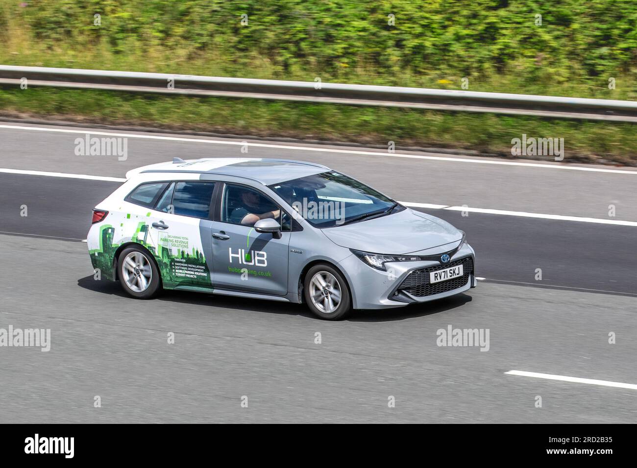 HUB Parking Technology Spezialist für Parklösungen: 2021 Toyota Corolla Icon Tech HEV CVT; schnelles Fahren auf der Autobahn M6 im Großraum Manchester, Großbritannien Stockfoto