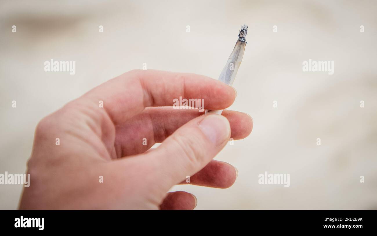 Smoking A Joint -Fotos Und -Bildmaterial In Hoher Auflösung – Alamy