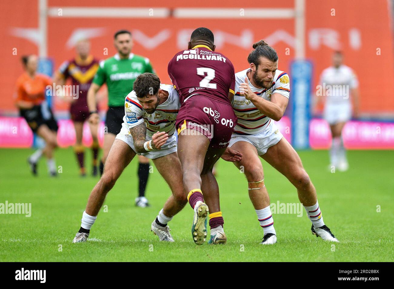 Huddersfield, England - 14. Juli 2023 - Wakefield Trinity's will Dagger und Wakefield Trinity's Liam Kay Tackle Jermaine McGillvary (2) von Huddersfield Giants. Betfred Super League , Huddersfield Giants gegen Wakefield Trinity im John Smith's Stadium, Huddersfield, Großbritannien Stockfoto