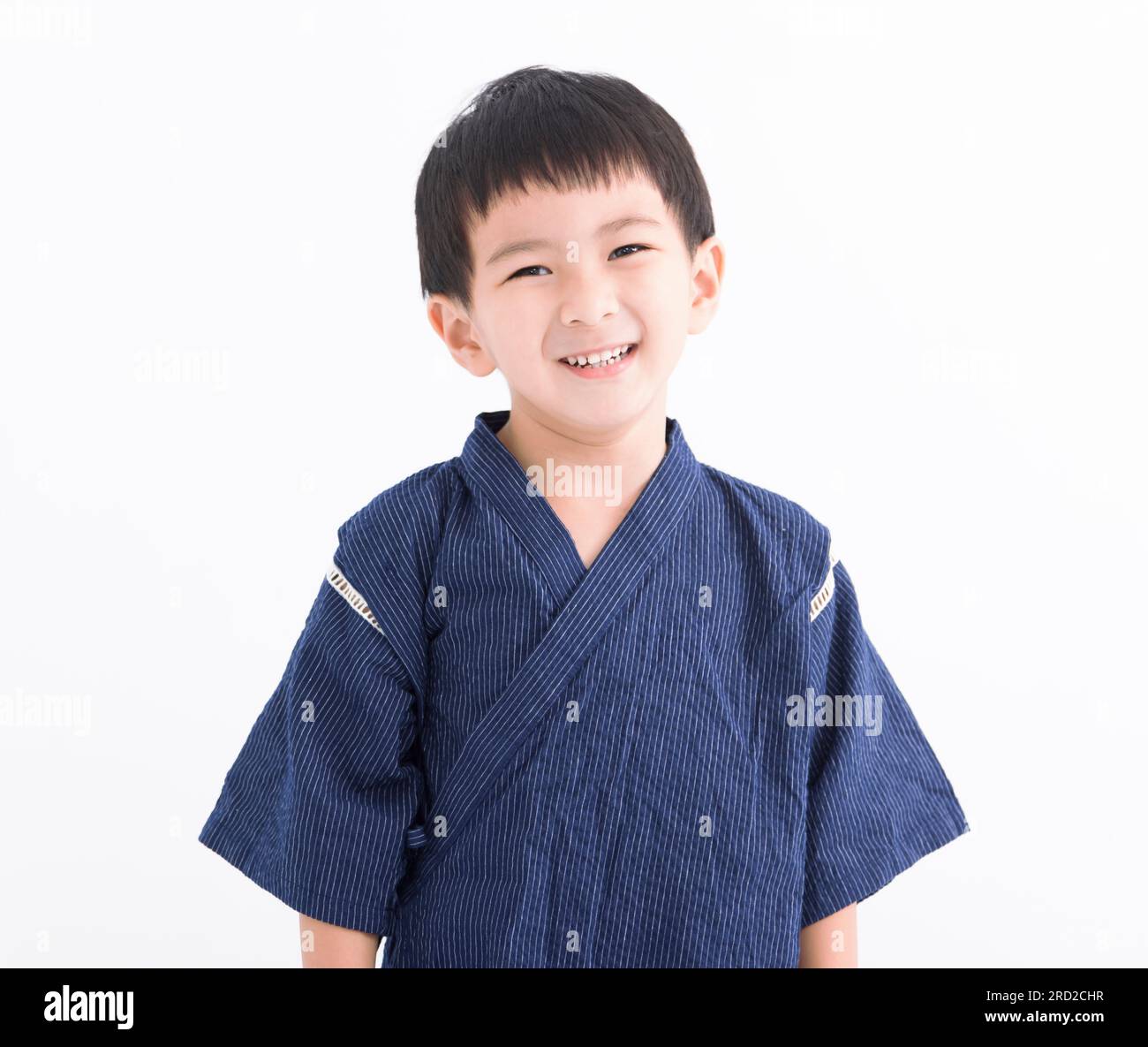 Ein glückliches asiatisches Kind in japanischer Kimono-Kleidung Stockfoto