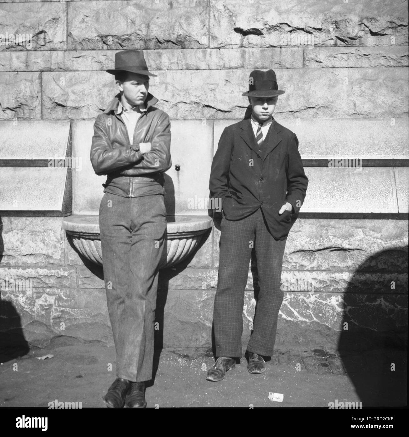 Annemarie Schwarzenbach (Schweizer Schriftstellerin und Fotografin) - zwei Männer lehnen sich gegen eine Hauswand - 1936-1938 Stockfoto