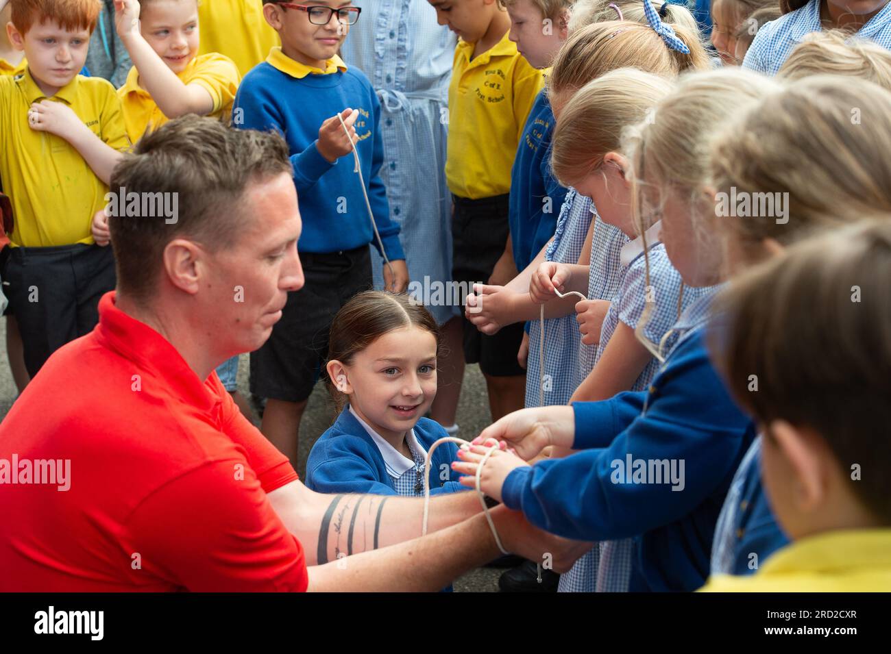 Boveney, Buckinghamshire, Großbritannien. 18. Juli 2023. Schulkinder der Eton Wick CofE First School im Dorf Eton Wick, Windsor, Berkshire kamen heute Morgen zu den Swan Uppers in Boveney Lock an der Themse in Buckinghamshire. Sie lernten, wie die Schwanenfüße die Schwanenfüße zusammenknüpfen, wenn sie sie befragen. Kredit: Maureen McLean/Alamy Live News Stockfoto