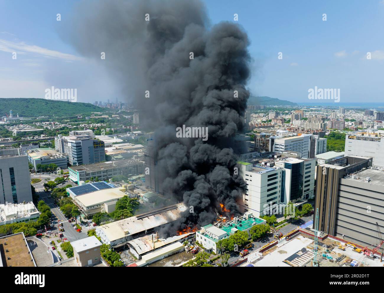 Luftaufnahme des Brandes im Industriegebäude der Stadt Stockfoto