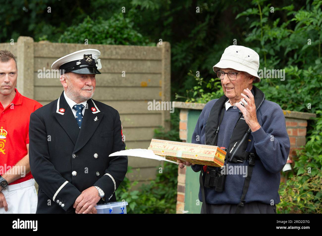 Boveney, Buckinghamshire, Großbritannien. 18. Juli 2023. Professor Perrins (R) von der Universität Cambridge spricht mit den Kindern. Schulkinder der Eton Wick CofE First School im Dorf Eton Wick, Windsor, Berkshire kamen heute Morgen zu den Swan Uppers in Boveney Lock an der Themse in Buckinghamshire. Kredit: Maureen McLean/Alamy Live News Stockfoto