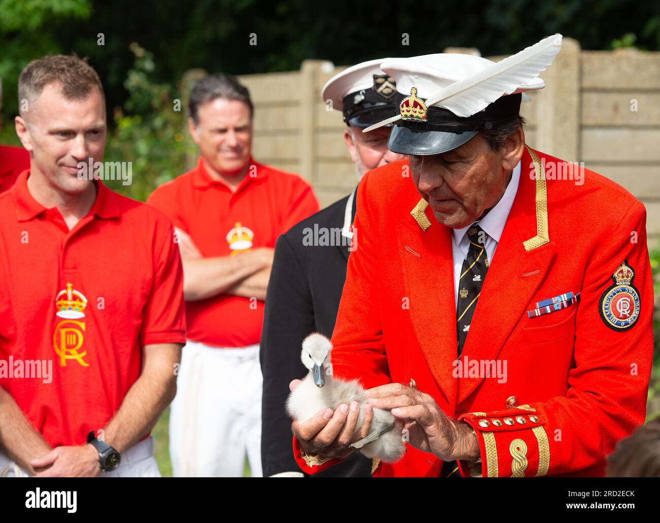 Boveney, Buckinghamshire, Großbritannien. 18. Juli 2023. Schulkinder der Eton Wick CofE First School im Dorf Eton Wick, Windsor, Berkshire kamen heute Morgen zu den Swan Uppers in Boveney Lock an der Themse in Buckinghamshire. Kredit: Maureen McLean/Alamy Live News Stockfoto