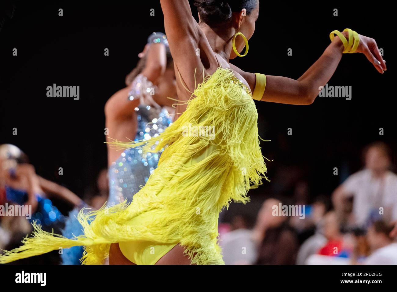 Tänzerin in leuchtend gelbem Kleid, Tanzwettbewerb, Cha-Cha-Cha-Cha-Tanz Stockfoto