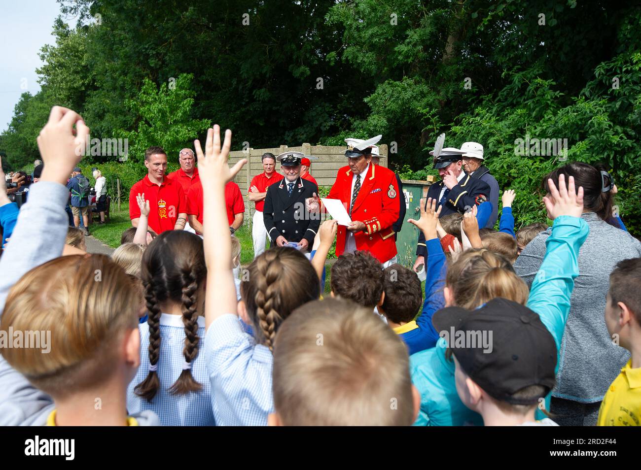 Boveney, Buckinghamshire, Großbritannien. 18. Juli 2023. Schulkinder der Eton Wick CofE First School im Dorf Eton Wick, Windsor, Berkshire kamen heute Morgen zu den Swan Uppers in Boveney Lock an der Themse in Buckinghamshire. Kredit: Maureen McLean/Alamy Live News Stockfoto