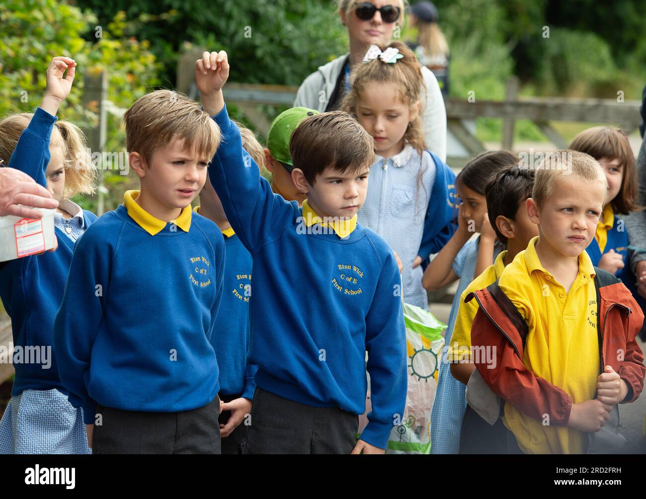 Boveney, Buckinghamshire, Großbritannien. 18. Juli 2023. Schulkinder der Eton Wick CofE First School im Dorf Eton Wick, Windsor, Berkshire kamen heute Morgen zu den Swan Uppers in Boveney Lock an der Themse in Buckinghamshire. Sie erhielten auch ein Zertifikat aus dem Buckingham Palace vom King's Swan Marker David Barber. Kredit: Maureen McLean/Alamy Live News Stockfoto