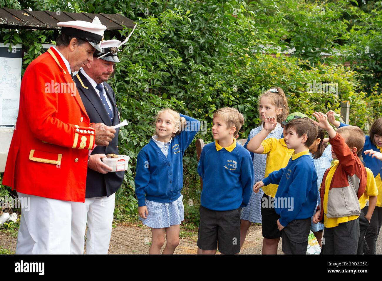 Boveney, Buckinghamshire, Großbritannien. 18. Juli 2023. Schulkinder der Eton Wick CofE First School im Dorf Eton Wick, Windsor, Berkshire kamen heute Morgen zu den Swan Uppers in Boveney Lock an der Themse in Buckinghamshire. Sie erhielten auch ein Zertifikat vom Buckingham Palace vom King's Swan Marker, David Barber (L). Kredit: Maureen McLean/Alamy Live News Stockfoto