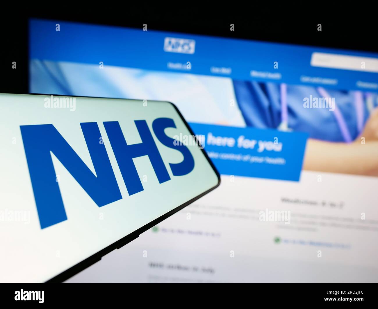 Handy mit Logo des British National Health Service (NHS) auf dem Bildschirm vor der Website. Konzentrieren Sie sich auf die Mitte des Telefondisplays. Stockfoto