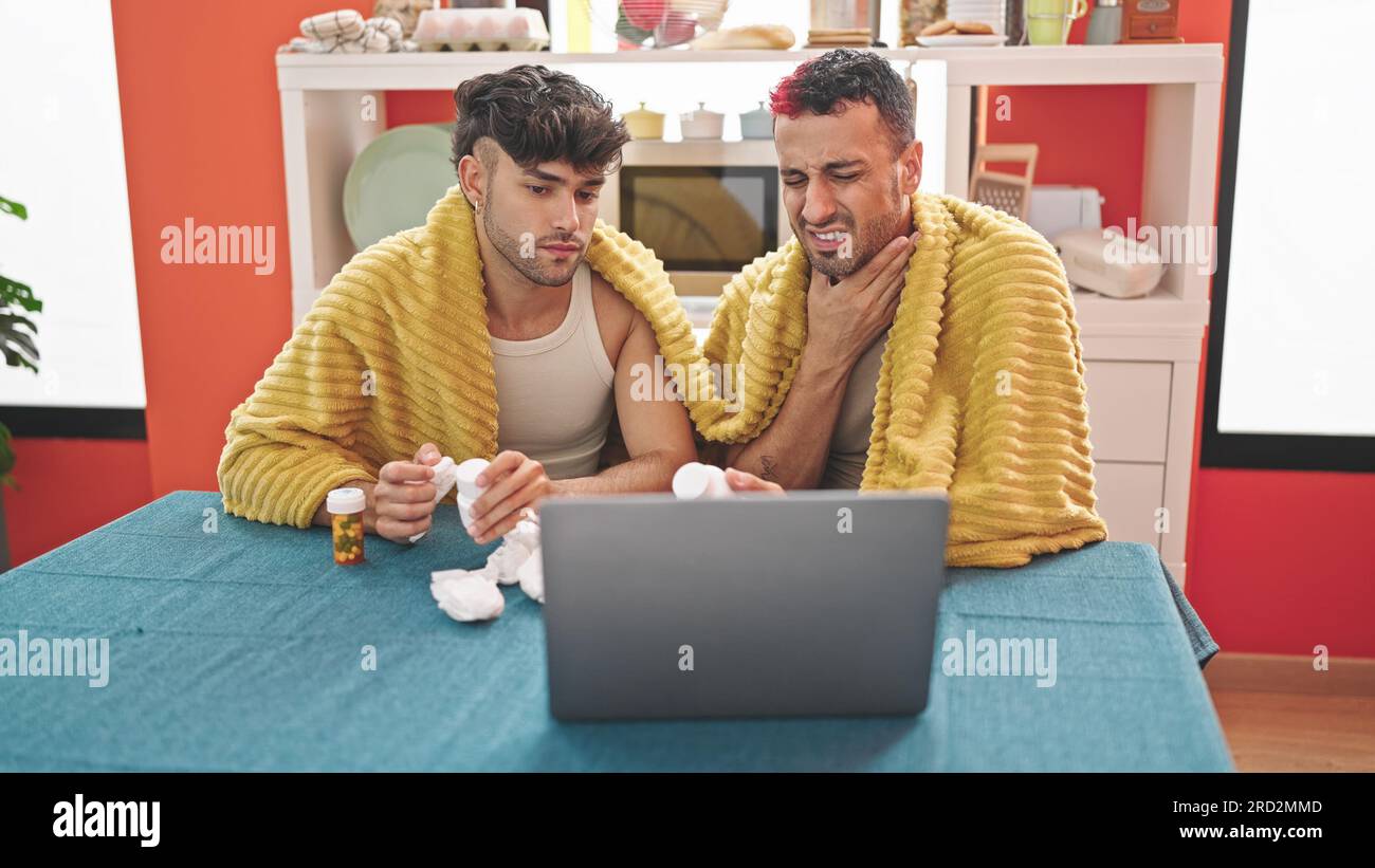 Zwei Männer, die ein medizinisches Online-Gespräch im Speisesaal haben Stockfoto