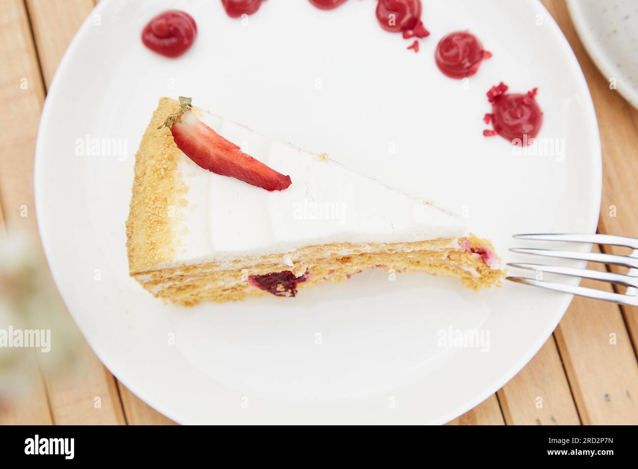 Honigtau Beeren Cakaflat legen. Ästhetischer Tisch, Kaffeezeit. Wunderschönes Essenskonzept. Stockfoto