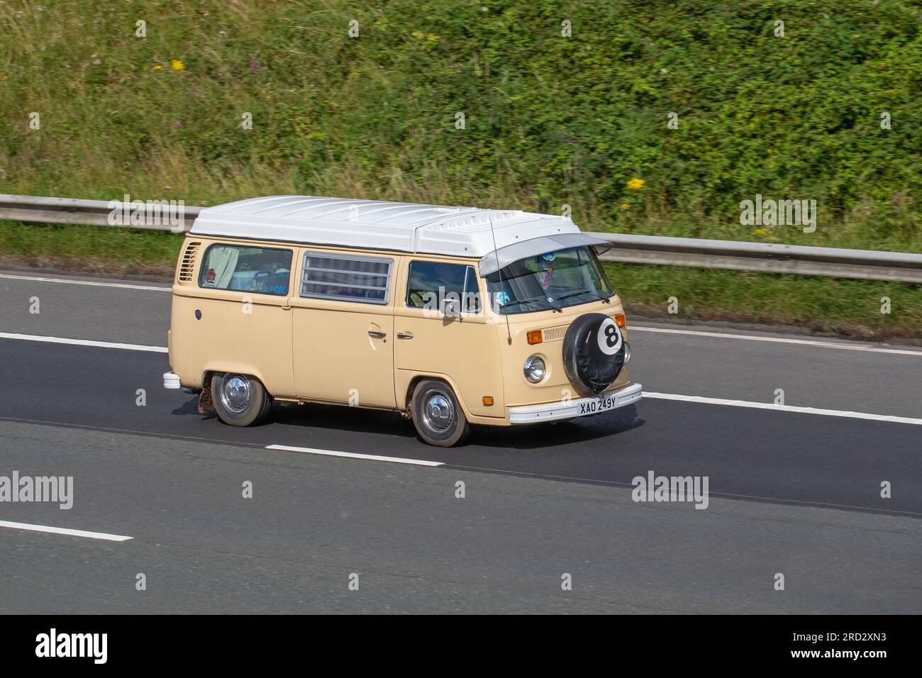 1978 70s 70er Jahre Beige VW Volkswagen TYP 2 Bus, Benzin 1970 cm3; Fahrt mit hoher Geschwindigkeit auf der Autobahn M6 im Großraum Manchester, Großbritannien Stockfoto