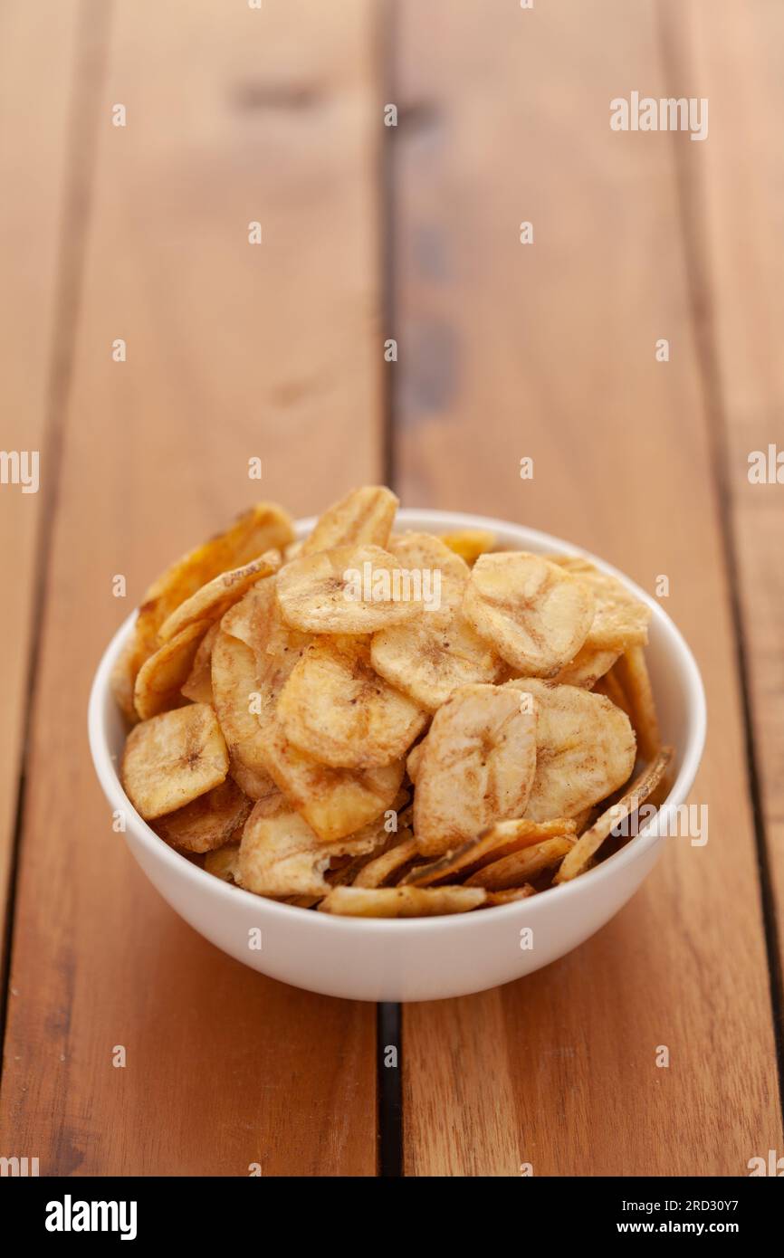 Nahaufnahme von knusprigen, salzigen Bananenchips in einer weißen Schüssel, gebratener Banane, indischen, salzigen Snacks (Namkeen), Stockfoto