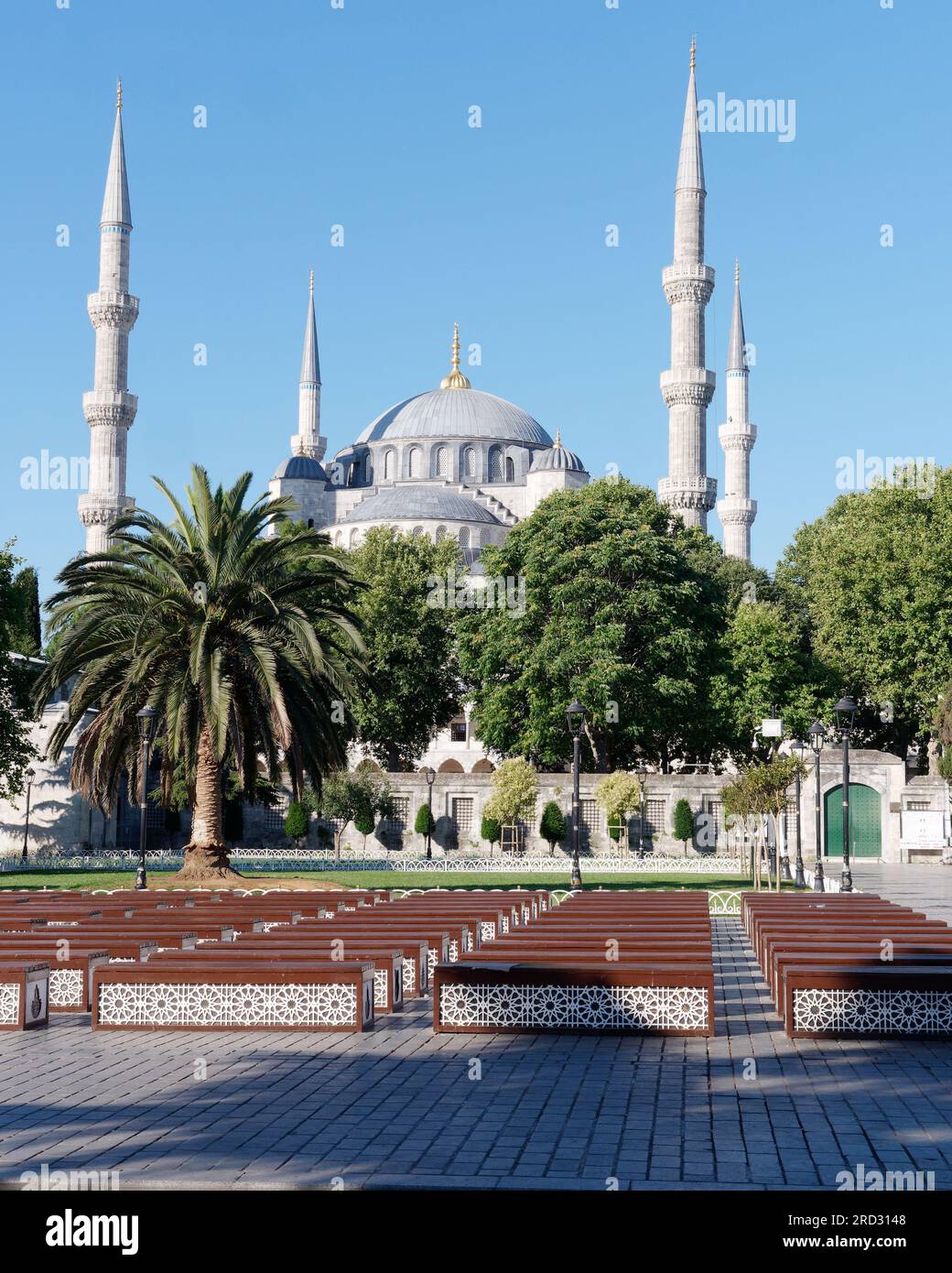 Sultan Ahmed Moschee auch bekannt als Blaue Moschee im Sultanahmet Park, Istanbul, Türkei. Malerischer Bereich mit Bäumen, Garten und Holzbänken. Stockfoto