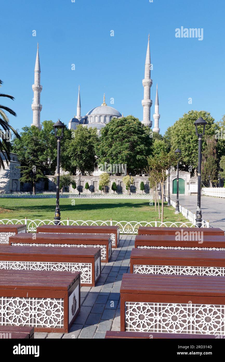 Sultan-Ahmed-Moschee auch bekannt als Blaue Moschee in Sultanahmet, Istanbul, Türkei. Plus Sitzplätze Stockfoto