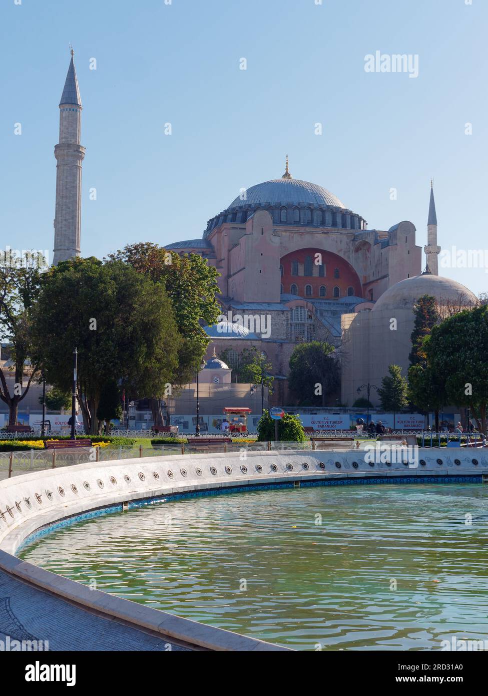 Wasserspiel und Hagia Sophia Moschee im Sultanahmet Park an einem Sommermorgen, Istanbul, Türkei Stockfoto