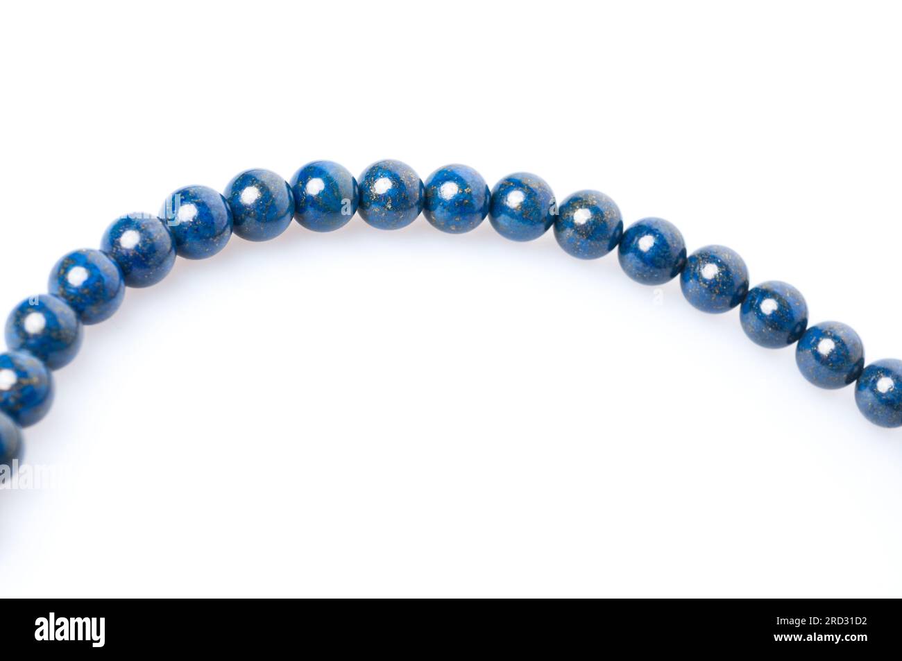 Halskette aus Naturstein in Marineblau. Stockfoto