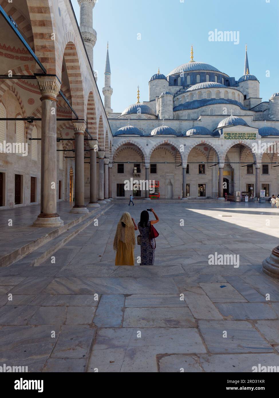 Besucher machen an einem Sommermorgen in Istanbul, Türkei, ein Foto im Sahn aka Innenhof der Sultan-Ahmed-Moschee, auch bekannt als Blaue Moschee Stockfoto