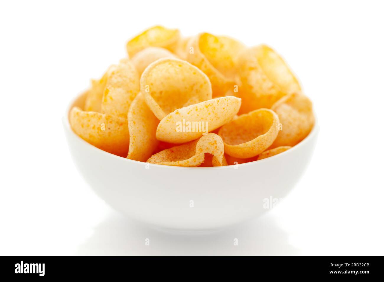 Nahaufnahme von Cheese Puff Snacks cremefarben, beliebt knusprige und gepuffte Snacks käsig salzig blassgelbe Farbe auf weißem Hintergrund Stockfoto