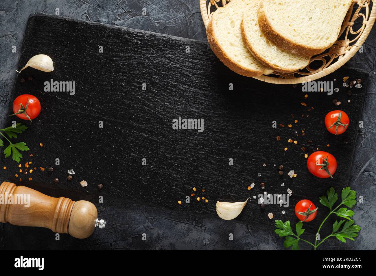 Farbenfrohe Gemüsesorte mit Tomaten, Gewürzen und Gemüse. Draufsicht. Stockfoto