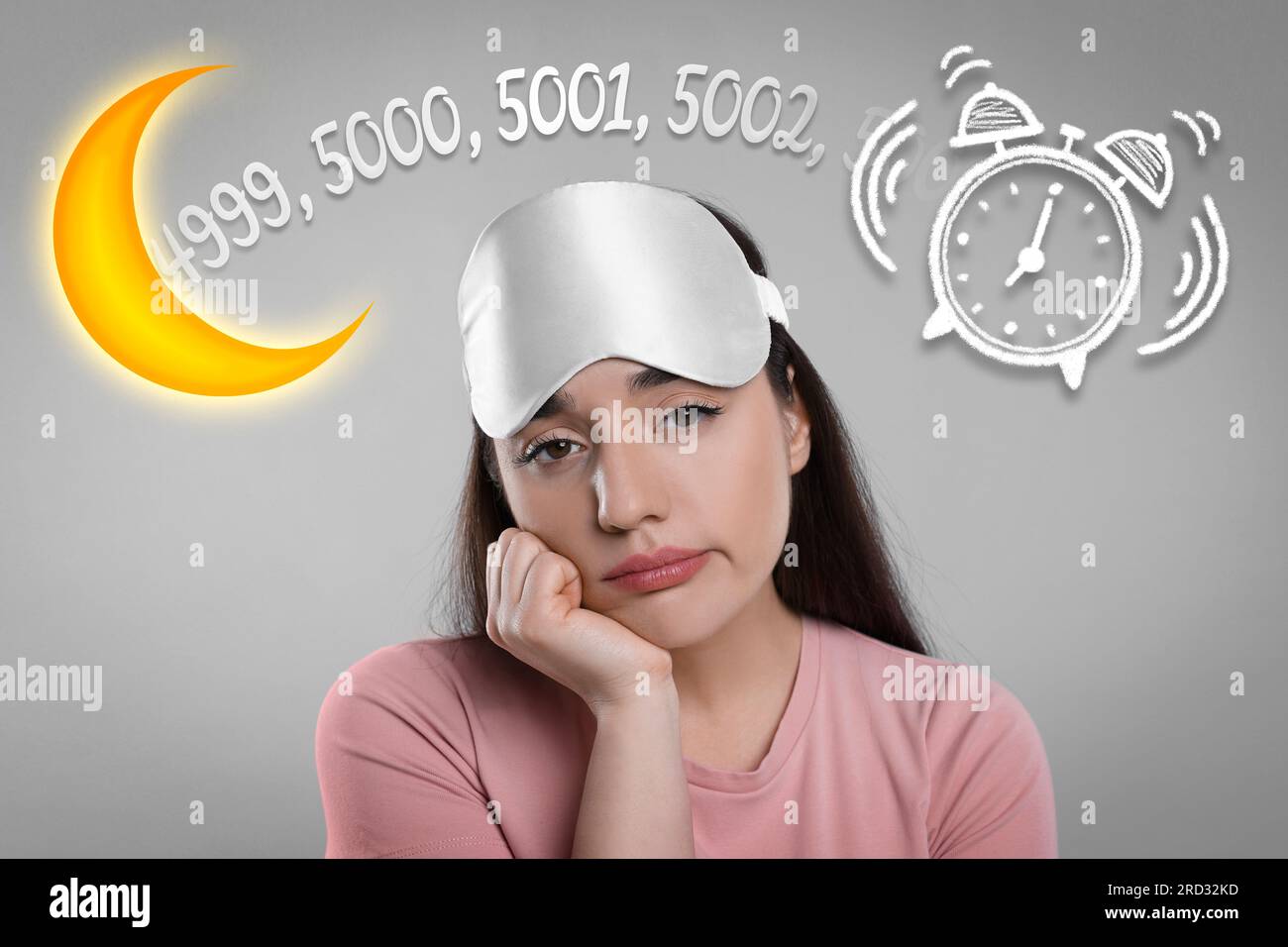 An Schlaflosigkeit leiden. Eine Frau mit verbundenen Augen, die zählt, bis sie auf hellgrauem Hintergrund einschlaft. Abbildungen von klingelndem Wecker, Zahlen und cres Stockfoto